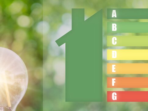 Glühbirne mit Energieklassen-Übersicht