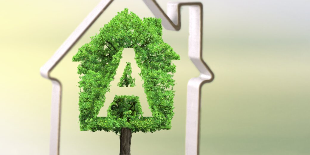 Grüner Baum mit "A"-Zeichen in Hauszeichnung