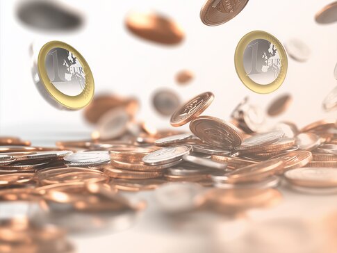 Fallende Euro-Münzen – Förderungen für Wärmepumpen in Österreich nutzen.