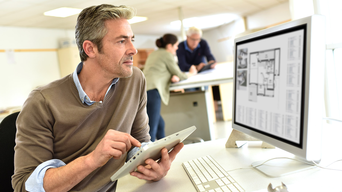  Ingenieur, der im Entwurfsbüro auf Desktop-Computer arbeitet. | © goodluz - AdobeStock