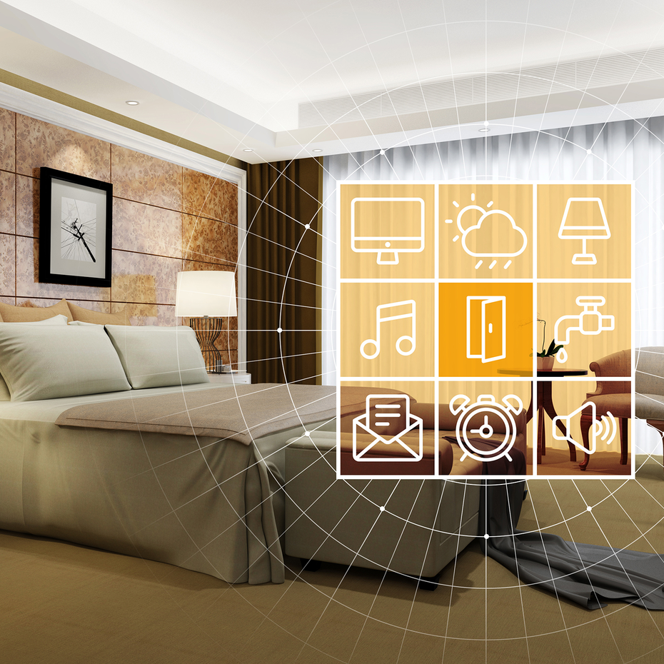 Hotelzimmer mit holografischer Darstellung von mehreren Symbolen, die der Automatisierung dienen