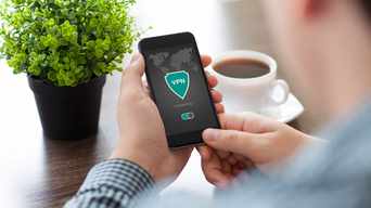 Mann hält Telefon mit App VPN Erstellung  - Internetprotokolle Schutz Netzwerk | © Denys Prykhodov - AdobeStock