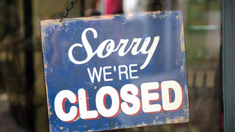 vintage sorry we're closed Schild in einer Ladentür | © Pitamaha - AdobeStock