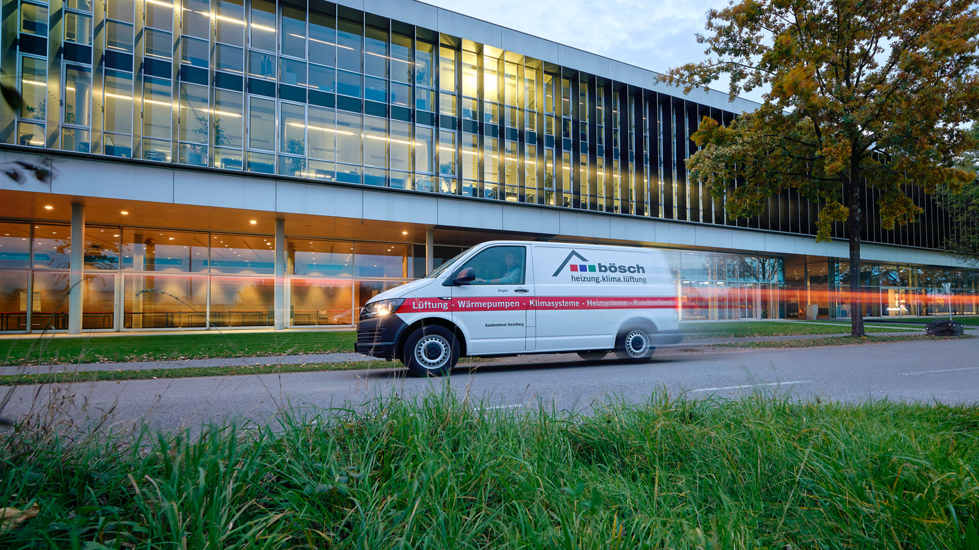 bösch Kundendienst-Auto fährt schnell auf der Straße neben der Firmenzentrale | © bösch heizung.klima.lüftung