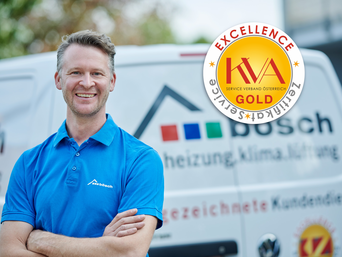 Porträt eines lächelnden Kundendiensttechnikers in blauem Polo-Shirt vor einem Lieferwagen mit dem Logo von bösch. Im Hintergrund ist ein goldenes 'Excellence' Abzeichen des Kundendienst Verbands Österreich sichtbar." | © bösch  heizung.klima.lüftung