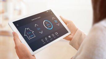 Frau steuert bösch Heizung mit Tablet  | © Stanisic Vladimir - stock.adobe.com