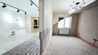 Diagonalgeteiltes Foto von einem sanierten und einem unsanierten Raum | © anatoliy_gleb - stock.adobe.com