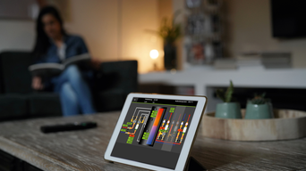 Tablet auf einem Wohnzimmertisch mit geöffneter Steuerungs-App für ein Heizsystem | © bösch heizung.klima.lüftung