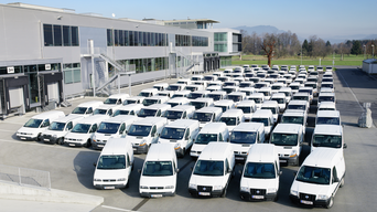 Mehr als hundert bösch Firmenautos des Kundendienstes parkiert außerhalb der Logistikhalle | © bösch heizung.klima.lüftung