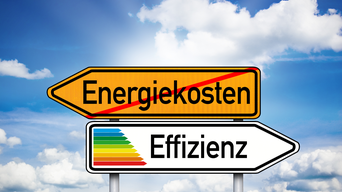 Zwei Wegweiser, eines zeigt nach Energiekosten und ist durgestrichen, anderes nach Energieeffizienz | © STOCKwerk - Fotolia
