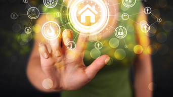 Person drückt mit dem Zeigefinger ein Haus-Icon auf einer holografischen Darstellung | © ranczandras - ra2studios