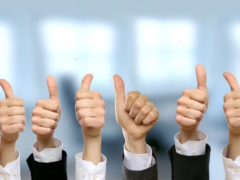 Acht Hände zeigen Daumen hoch in die Luft; an den Ärmeln zu sehen ist, dass sie weiße Hemde tragen | © Coloures-pic - Fotolia