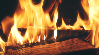 Loderndes Kaminfeuer mit brennenden Holzscheiten