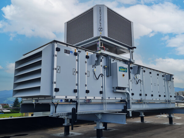 SHC-Anlage von bösch und INFRANORM® mit innovativer adiabater Kühlung – nachhaltige Lösung für energieeffiziente Hallenkonditionierung