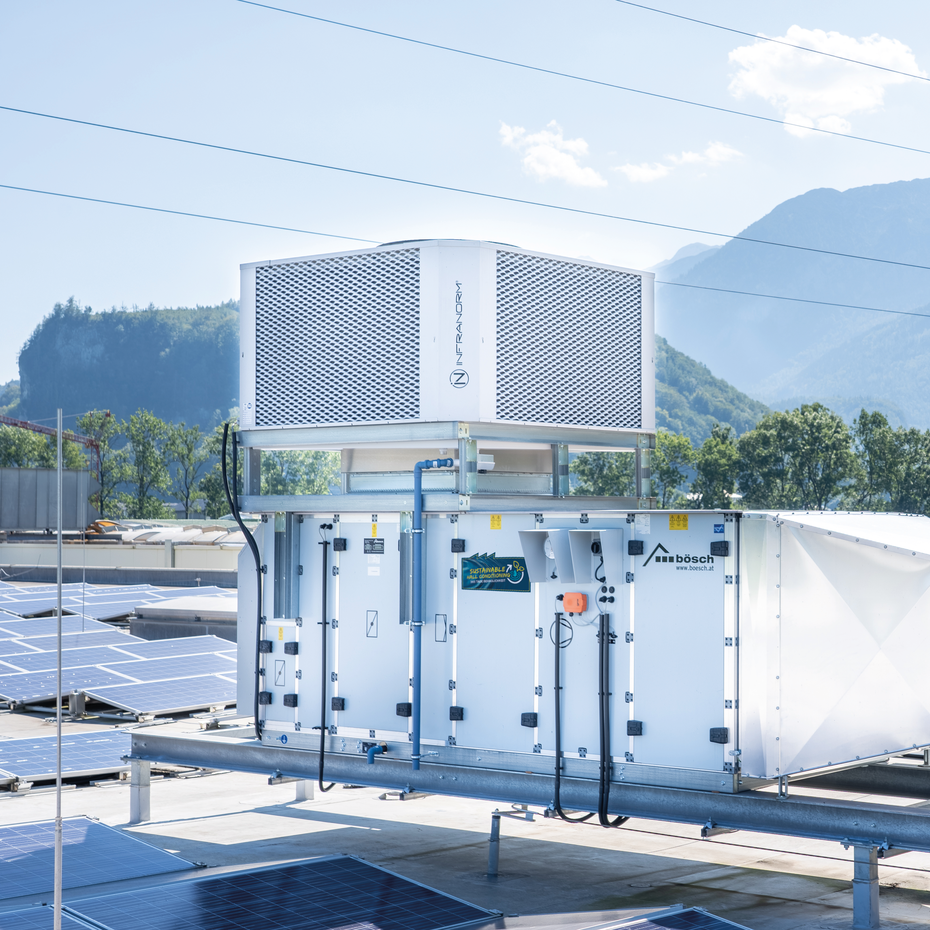 Dachinstallation des Sustainable Hall Conditioning Systems von bösch und INFRANORM® mit adiabater Kühlung im alpinen Umfeld