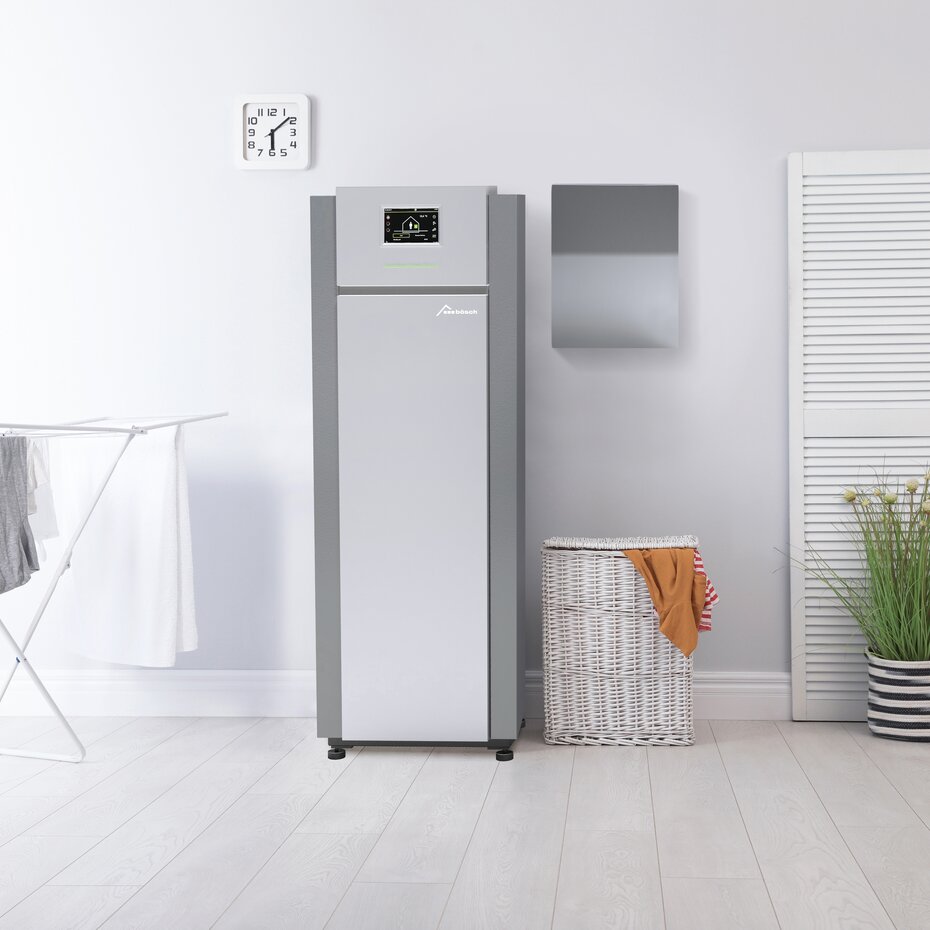 Wärmepumpen-Innengerät in einem hellen, modernen Haushaltsraum mit Wäschetrockner und Dekoration | © bösch heizung.klima.lüftung