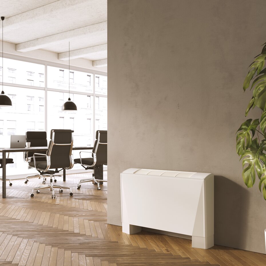 Modernes Büro mit großen Fenstern, Pflanzen und einer weißen Klimakonvektor-Einheit an der Wand | © bösch heizung.klima.lüftung