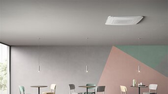 Moderner Café-Bereich mit minimalistischer Einrichtung und einer Deckenkassette für Klimatisierung | © bösch heizung.klima.lüftung