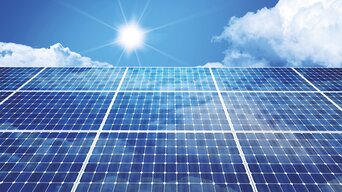 Dach-Solarpanele in der Sonne