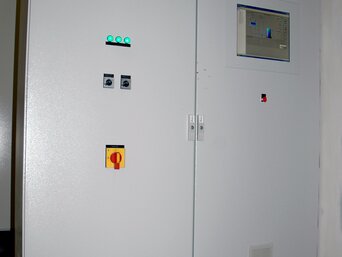 bösch Schaltschrank mit DEOS COSMOweb- Regelung und Touch-Bedienfeld. im Greiner Headquarter