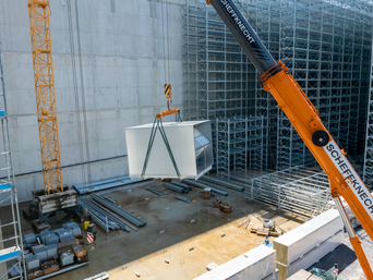 Der Verhub der Kuben mit einem Kran direkt durch das Dach in den obersten Stock. | © skycopter