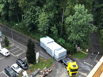 Die Anlieferung von drei Lüftungsgeräten in Kuben mit dem Schwerlasttransport.  | © bösch heizung, klima, lüftung