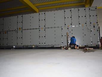 Nach dem Verhub werden die Kuben an die richtige Position transportiert und montiert. | © bösch heizung, klima lüftung