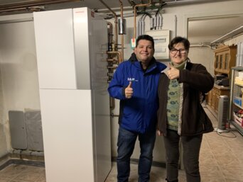 Sowohl vom Installateur als auch von der Betreiberin gibt es ein „Daumen hoch“ für die SPLITBLOCK Wärmepumpe von bösch. | © bösch heizung, klima, lüftung