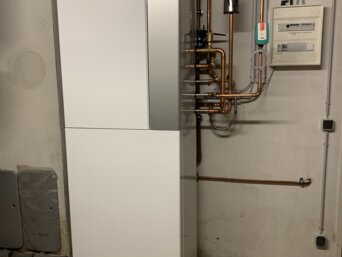 Wo zuvor noch ein Kessel, Abgasrohre und die gesamte Hydraulik untergebracht waren – findet man inzwischen aufgeräumte Leere. Im Heizraum steht nun lediglich die Inneneinheit der neuen SPLITBLOCK Luft-Wärmepumpe von bösch.  | © bösch heizung, klima, lüftung