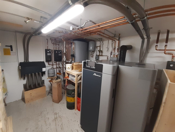 Der ehemalige Öltankraum wurde zum Pelletlager umfunktioniert. Über ein Absaugsystem mit vier Sonden wird der Brennstoff zum Kessel transportiert. | © Walter Bösch GmbH & Co KG