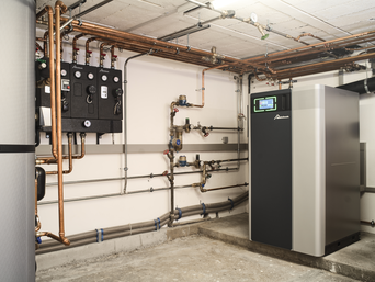 Technikraum mit effizienter Heizungsanlage, Pufferspeicher und präzise installierter Rohrleitungsführung | © Walter Bösch GmbH & Co KG