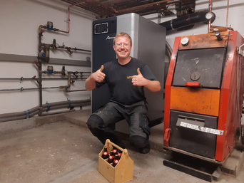 Ein Daumen hoch gibt's auch von Hausinstallateur Metzler für die perfekte Umrüstung von Öl auf Pellets. | © Privat