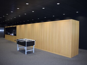 Im Pausenraum des Neubaus sieht man die Kühl- und Heizdecke besonders gut. | © bösch - heizung, klima, lüftung