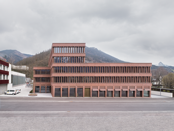 Die neue Firmenzentrale von Jäger Bau in Bludenz, ein architektonisches Meisterwerk, das moderne Ästhetik mit nachhaltigem Bauen vereint. | © Adolf Bereuter