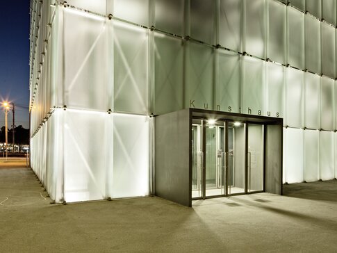 Das vom Schweizer Architekt Peter Zumthor geplante Kunsthaus Bregenz präsentiert laufend wechselnde Ausstellungen zeitgenössischer Kunst | © Kunsthaus Bregenz, Foto: Matthias Weissengruber