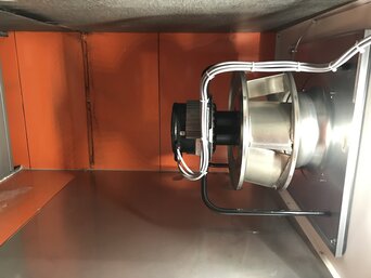 Seit 2022 sorgen hocheffiziente EC-Ventilatoren für einen energiesparenden Betrieb der bösch Lüftungszentrale | © bösch heizung.klima.lüftung