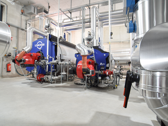 Die zwei Weishaupt-Brenner WM-G 30, die mit Erdgas und/oder Biogas befeuert werden und Ygnis Kessel zur Erzeugung von Wärme: beides aus dem Hause bösch. | © bösch heizung.klima.lüftung