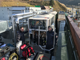 Die beiden bösch Kundendiensttechniker Marcel Mikusch (links) und Julian Schöffauer (rechts) bei der Inbetriebnahme der Clivet WSAN-YES Wärmepumpen und des Samsung Klimagerätes von bösch. | © bösch - heizung, lüftung, klima