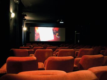 Der Sony 4K-Projektor zaubert ein sagenhaft gutes Bild auf die Leinwand. | © Zebra Kino