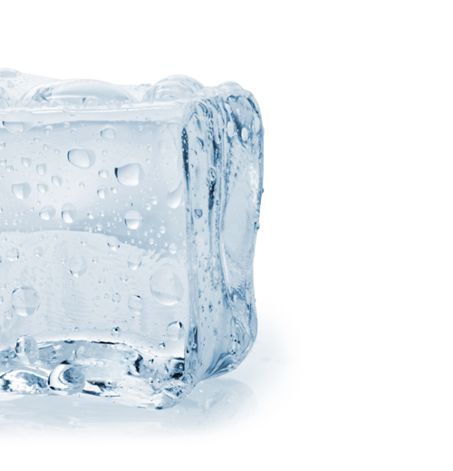 Eiswürfel mit tropfendem Wasser in einem freigestellten transparenten Bild 