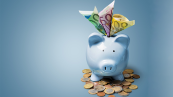 Blaues Sparschwein mit Geldscheinen und Münzen auf hellem Hintergrund