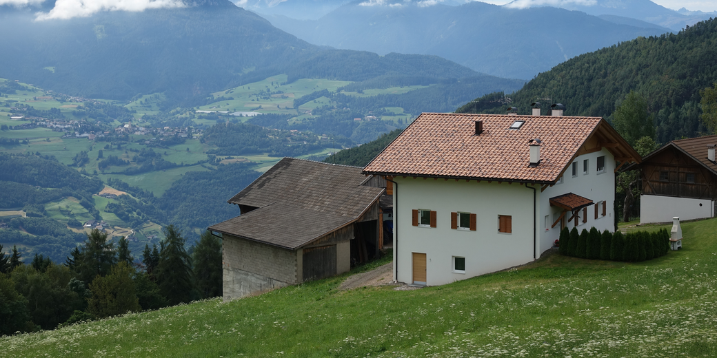 Altbauhaus in alpiner Landschaft