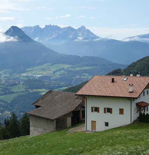 Altbauhaus in alpiner Landschaft