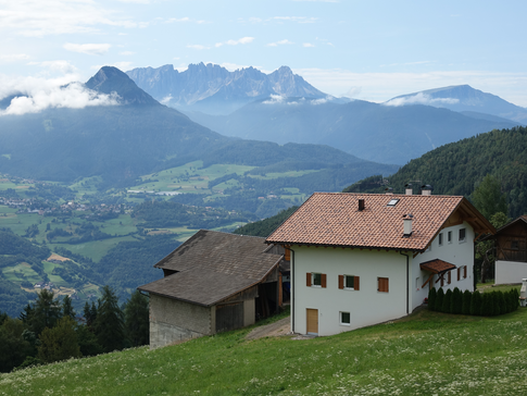Altbauhaus in alpiner Landschaft