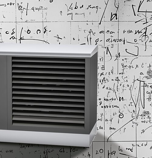 MOZART Wärmepumpe vor einer Wand mit technischen Formeln – Symbol für innovative Heiztechnik