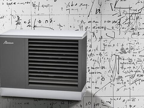 MOZART Wärmepumpe vor einer Wand mit technischen Formeln – Symbol für innovative Heiztechnik