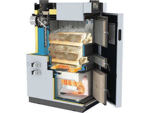 Stückholz-Heizzentrale LEO von bösch geöffnet und Funktion mit Holz vorgezeigt