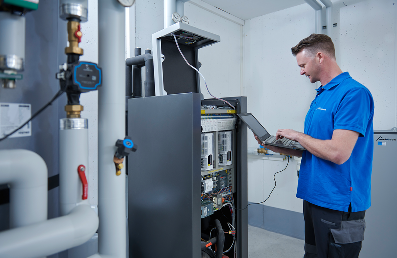 Techniker vom bösch Kundendienst überprüft System eines Kunden mit einem Laptop